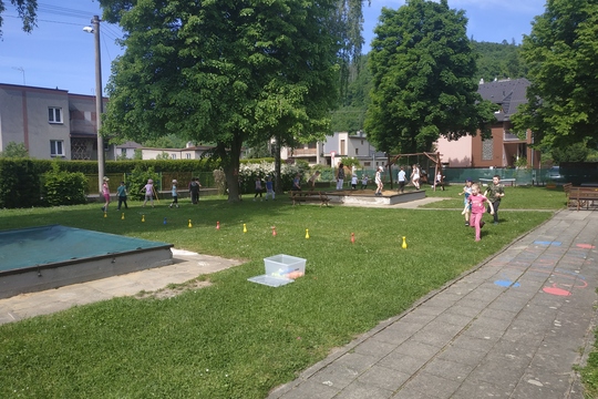 Ranní cvičení jsme přesunuli na zahradu 1